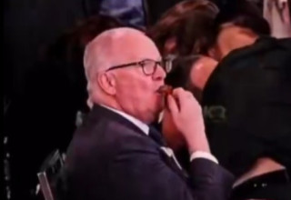 מייקל גלנץ נוגס בסלט בוראטה בזמן ניסיון ההתנקשות בטראמפ (צילום: צילום מסך)