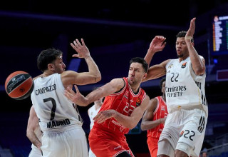 ואסילייה מיציץ' מול אדי טבארס ופקונדו קאמפסו (צילום: Getty images)