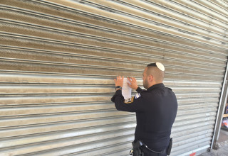 צו סגירה למסעדה המוכרת בראשון לציון  (צילום: דוברות המשטרה)