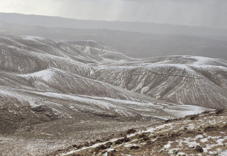 ברד מכסה את הגבעות, צפונית לערד (צילום: מוסא אלכמיסה, רשות הטבע והגנים)