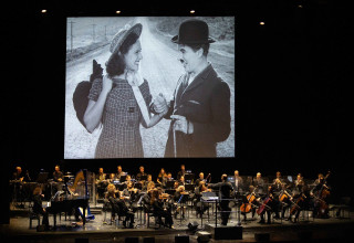 הקרנת הסרט "זמנים מודרניים" בליווי תזמורת המהפכה (צילום: משה צ'יטיאת)