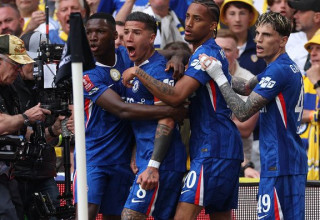 שחקני צ'לסי חוגגים אם אנסו פרננדס (צילום: ADRIAN DENNIS)