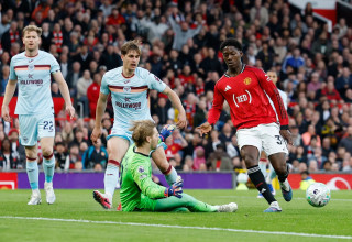 שחקן מנצ'סטר יונייטד קובי מאינו מול שוער ברנטפורד קוויבין קלהר (צילום: רויטרס)