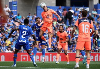 ההזדמנות הראשונה. רוברט לבנדובסקי נוגח החוצה (צילום: רויטרס)