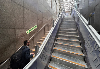 מדרגות מקולקלות בתחנת רכבת תל אביב השלום (צילום: אבשלום ששוני)