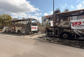 אוטובוסים שרופים מפרוטקשן (צילום: בתיה גלעדי)