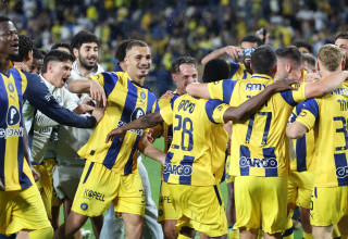 שחקני מכבי תל אביב חוגגים (צילום: דני מרון)