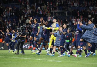 שחקני פ.ס.ז' חוגגים (צילום: gettyimages)