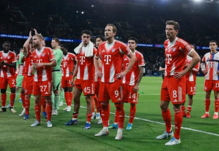 מה הם מכינים לשבוע הבא? הארי קיין והחברים בסיום מול אוהדיהם (צילום: רויטרס)