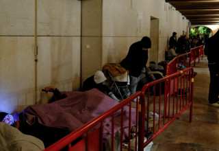 מהגרים ממתינים לקבל מסמכי שהייה בספרד  (צילום: רויטרס)