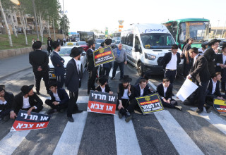 חרדים חוסמים את הכניסה לירושלים (צילום: מרק ישראל סלם)