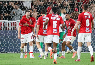 שחקני הפועל תל אביב חוגגים עם עומרי אלטמן (צילום: קובי אליהו)