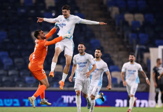 ירין סוויסה שחקן עירוני טבריה חוגג עם השוער עידו שרון (צילום: מאור אלקסלסי)