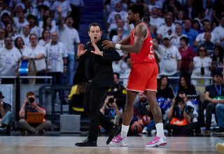 דן אוטורו מרגיע את דימיטריס איטודיס (צילום: Gettyimages)