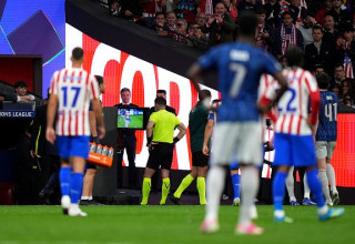 השופט דני מאקלי וה-VAR בחצי גמר האלופות (צילום: Angel Martinez)