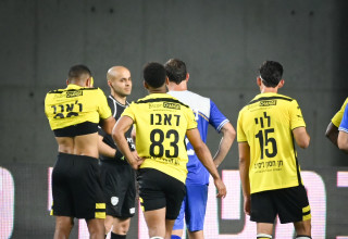שחקני מכבי נתניה (צילום: ברני ארדוב)