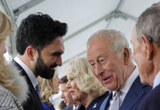 זוהראן ממדאני והמלך צ'ארלס השלישי (צילום: REUTERS/Jeenah Moon/Pool)