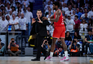 מאמן הפועל תל אביב דימיטריס איטודיס לצד דן אוטורו (צילום: GettyImages, Borja B. Hojas)