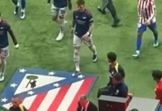 בן ווייט דורך על סמל אתלטיקו מדריד (צילום: צילום מסך, X (טוויטר))