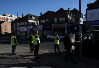 שוטרים בשכונת גולדרס גרין בלונדון (צילום: REUTERS/Hannah McKay)