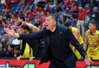 מאמן הפועל חולון פרדראג קרוניץ' (צילום: אודי ציטיאט)