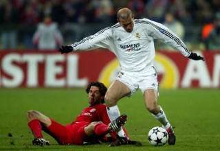 זינדין זידאן במדי ריאל מדריד מול מיכאל באלאק במדי באיירן מינכן (צילום: Getty images)