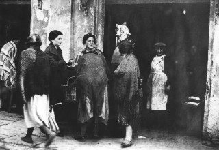 נשים בגטו ורשה (צילום: Jewish Chronicle/Heritage Images/Getty Images)