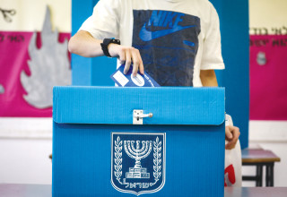 הקול הצעיר בקלפי (צילום: יונתן זינדל פלאש 90)