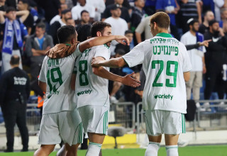 שחקני מכבי חיפה חוגגים עם דולב חזיזה (צילום: אודי ציטיאט)