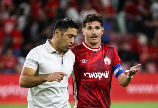 הלדר לופס שחקן הפועל באר שבע עם אליניב ברדה מאמן הפועל תל אביב (צילום: קובי אליהו)