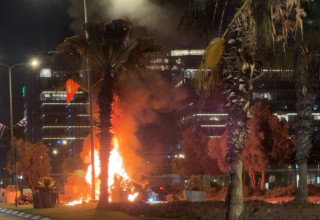 תאונת דרכים בראשון לציון, רכב עלה באש (צילום: שימוש לפי סעיף 27א')