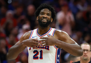 ג'ואל אמביד שחקן פילדלפיה מול בוסטון (צילום: GettyImages)