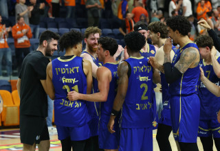שחקני מכבי תל אביב (צילום: אודי ציטיאט)