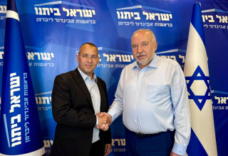 אביגדור ליברמן ושרון שרעבי (צילום: ללא קרדיט)