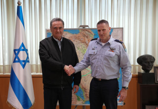 שר הביטחון ישראל כ"ץ ומפקד חיל האוויר היוצא, אלוף תומר בר (צילום: אריאל חרמוני משרד הביטחון)