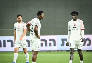 הפועל ירושלים נעקצה לפני המחצית, ונותרה מסובכת קשות (צילום: ברני ארדוב)