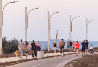 אנשים בטיילת על הים (צילום: דור פזואלו, פלאש 90)
