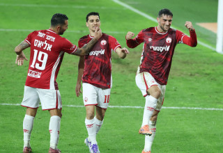 חמודי כנעאן, דן ביטון, שי אליאס שחקני הפועל באר שבע חוגגים (צילום: דני מרון)