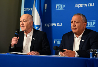 איזנקוט ויורם כהן במהלך מסיבת העיתונאים (צילום: אבשלום ששוני)