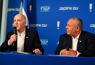 איזנקוט ויורם כהן במהלך מסיבת העיתונאים (צילום: אבשלום ששוני)