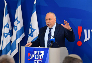 אביגדור ליברמן במסיבת העיתונאים (צילום: אבשלום ששוני)