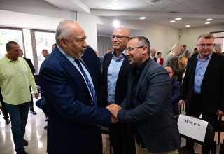 ליברמן לצד רפי בן שטרית ושרון שרעבי (צילום: אבשלום ששוני)
