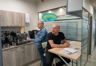 ינון מגל, אייל ברקוביץ' במטבחון של 103FM (צילום: 103FM)