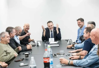 מיקי זוהר בישיבה (צילום: אתר רשמי, משרד הספורט)