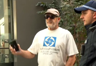 אנטישמיות באוסטרליה: גבר עם חולצה שעלייה צלב קרס (צילום: צילום מסך לפי סעיף 27א)
