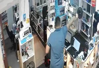  הרג בטעות את אשתו כשניסה לירות על גנבים (צילום: צילום מסך)