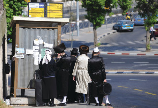 חרדים מחכים לתחבורה ציבורית (צילום: מנדי הכטמן, פלאש 90)