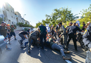 עימות בין שוטרים למפגינים נגד הרפורמה  (צילום: יונתן זינדל, פלאש 90)