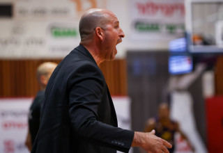 ברק פלג היה המום מהשריקה לשלוש זריקות בסיום (צילום: מאור אלקסלסי)