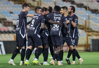 שחקני עירוני טבריה חוגגים (צילום: קובי אליהו)